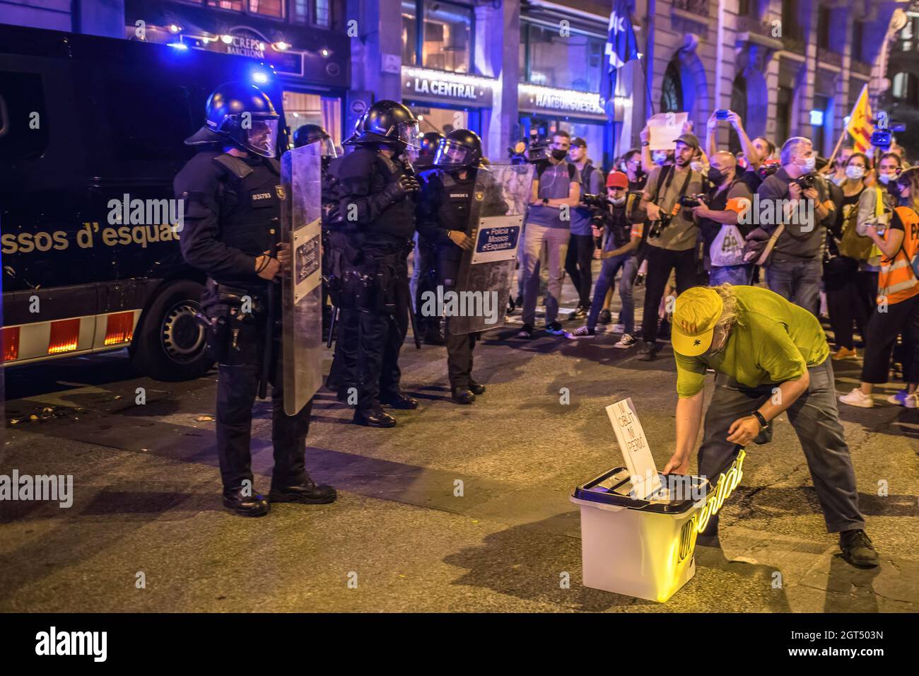 Barcellona, Spagna. 01 ottobre 2021. Un manifestante pone una cassa di voto che dice, né dimenticare né perdonare la libertà davanti alla polizia, durante la manifestazione. Il gruppo attivista CDR (Comitati per la Difesa della Repubblica) ha indetto una manifestazione contro lo Stato spagnolo e per l'indipendenza della Catalogna il 1 ottobre il quarto anniversario del referendum per l'indipendenza catalana del 2017 (Foto di Thiago Prudencio/SOPA Images/Sipa USA) Credit: Sipa USA/Alamy Live News Foto Stock