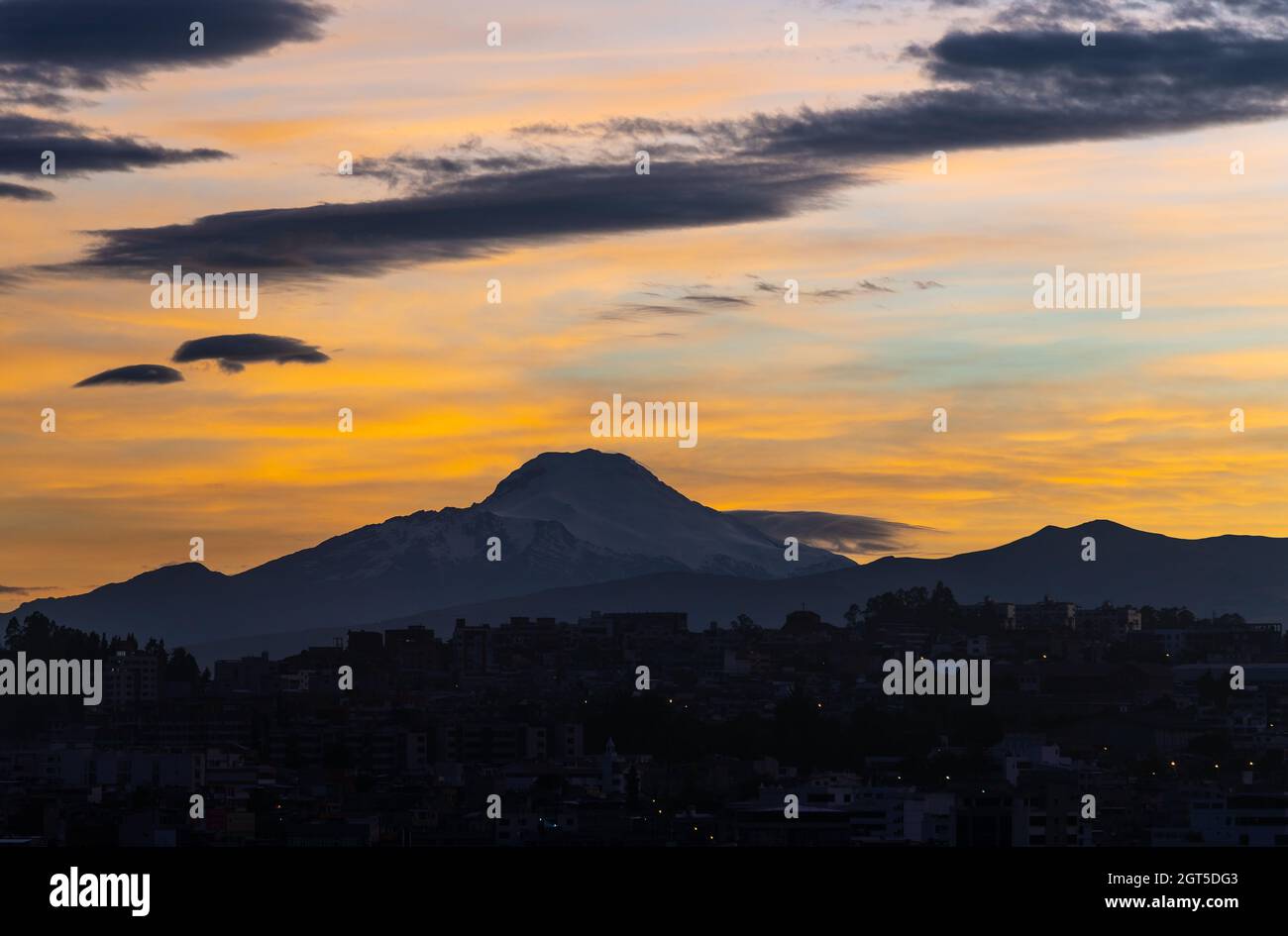Silhouette del vulcano Cayambe all'alba, Quito, Ecuador. Foto Stock