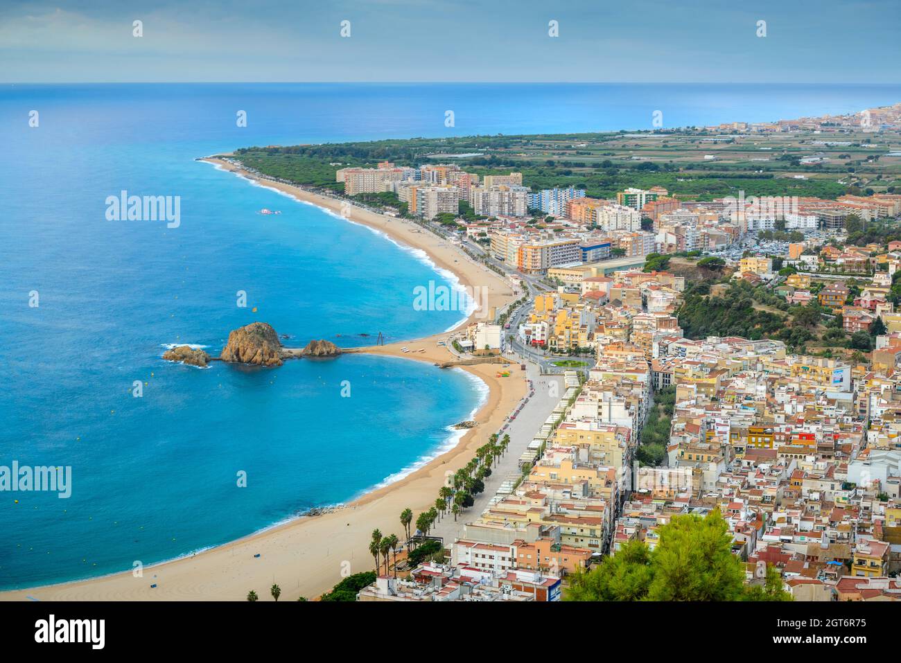 La spiaggia e la costa della città di Blanes visto da Castell Sant Joan in Spagna Foto Stock