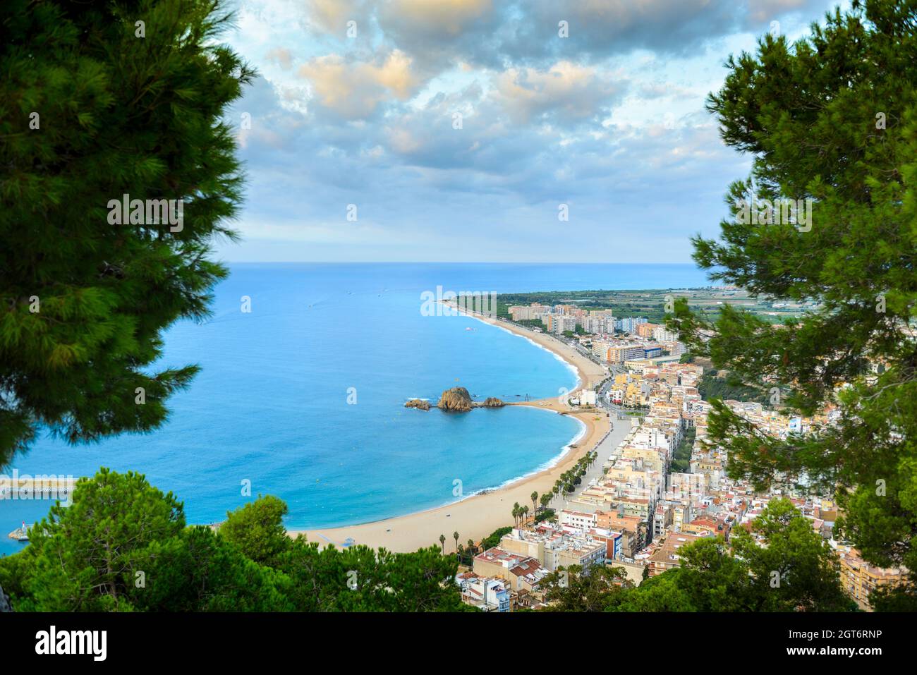 La spiaggia e la costa della città di Blanes visto da Castell Sant Joan in Spagna Foto Stock