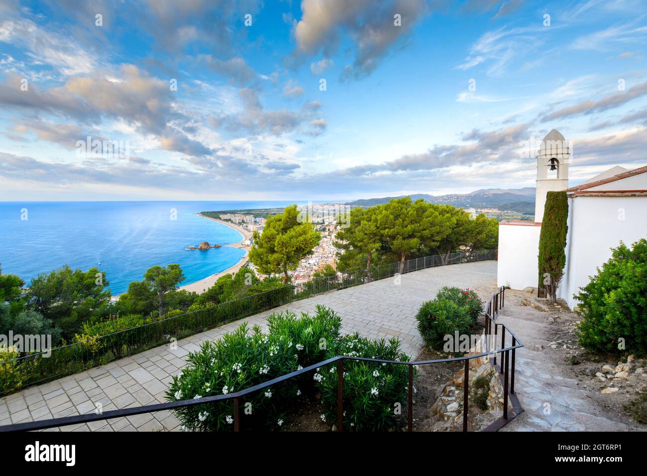 La spiaggia e la costa della città di Blanes visto da Castell Sant Joan in Spagna Foto Stock