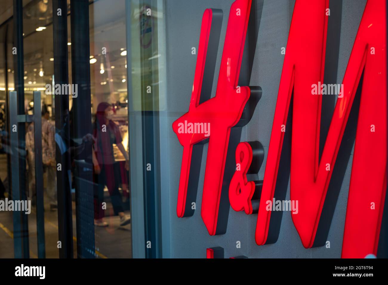 Il logo H&M è visibile all'ingresso di un negozio H&M a Pechino, in Cina. 02 ottobre 2021 Foto Stock