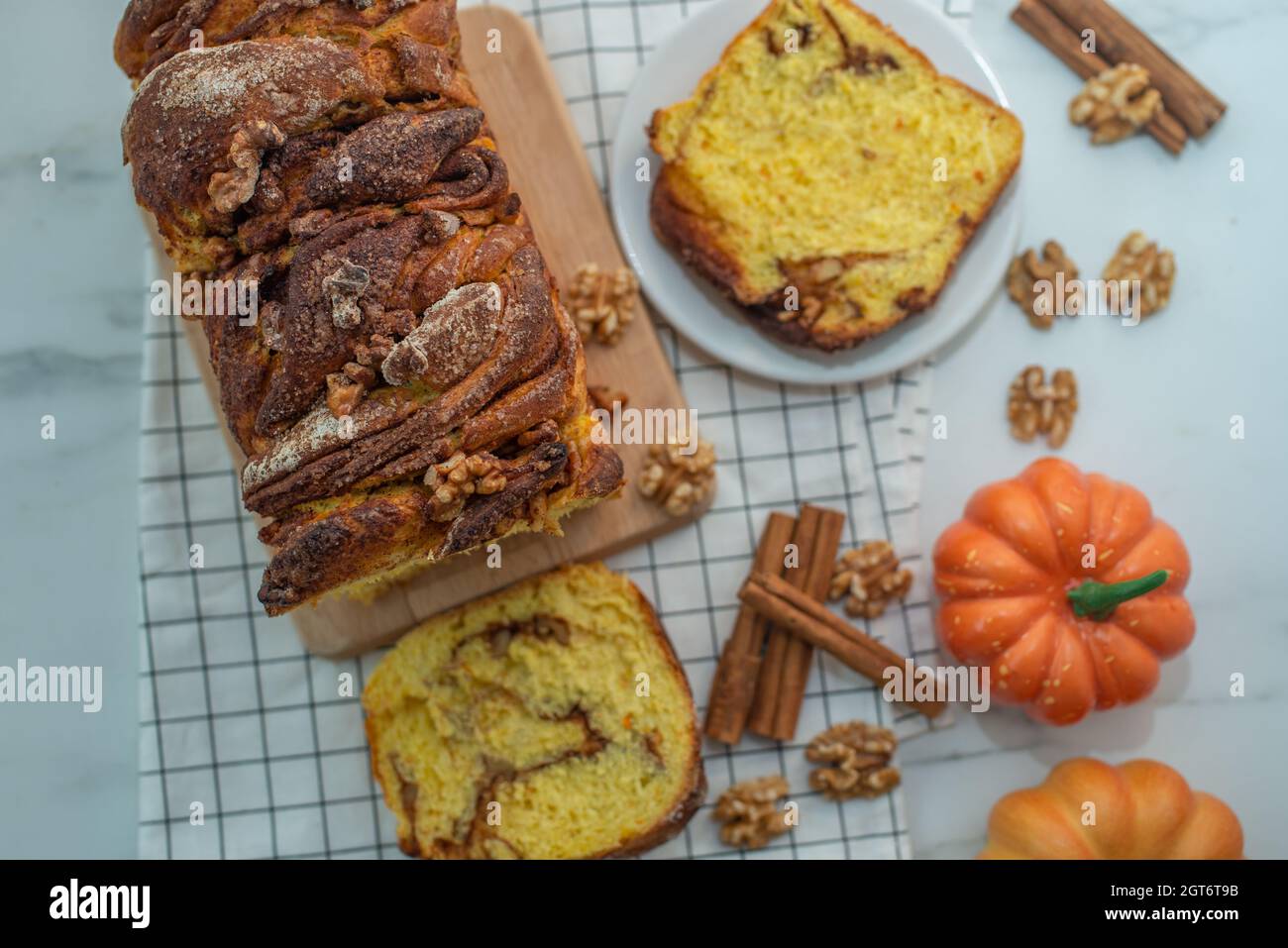 Dolce casa fatta zucca cannella babka su un tavolo Foto Stock