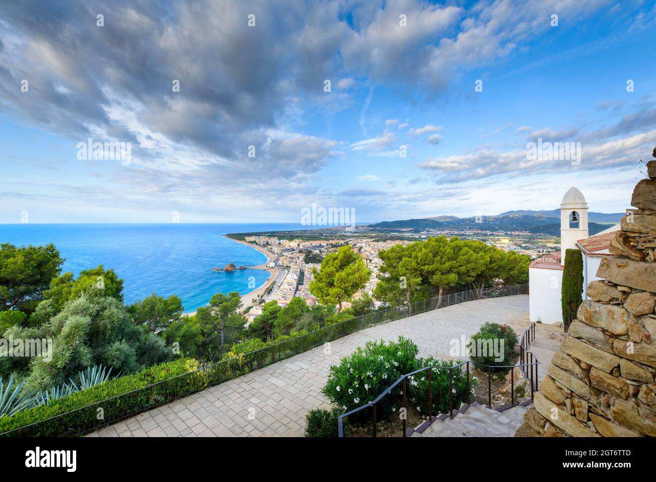 La spiaggia e la costa della città di Blanes visto da Castell Sant Joan in Spagna Foto Stock