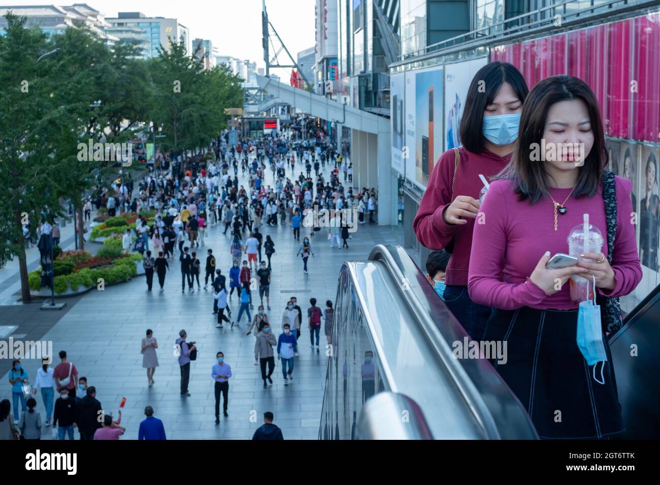 Vista del centro di Xidan quartiere degli affari a Pechino, Cina durante la festa nazionale. 02 ottobre 2021 Foto Stock