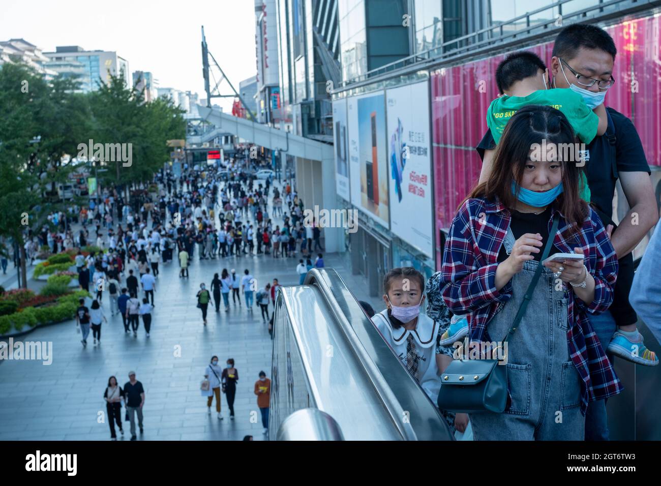 Vista del centro di Xidan quartiere degli affari a Pechino, Cina durante la festa nazionale. 02 ottobre 2021 Foto Stock