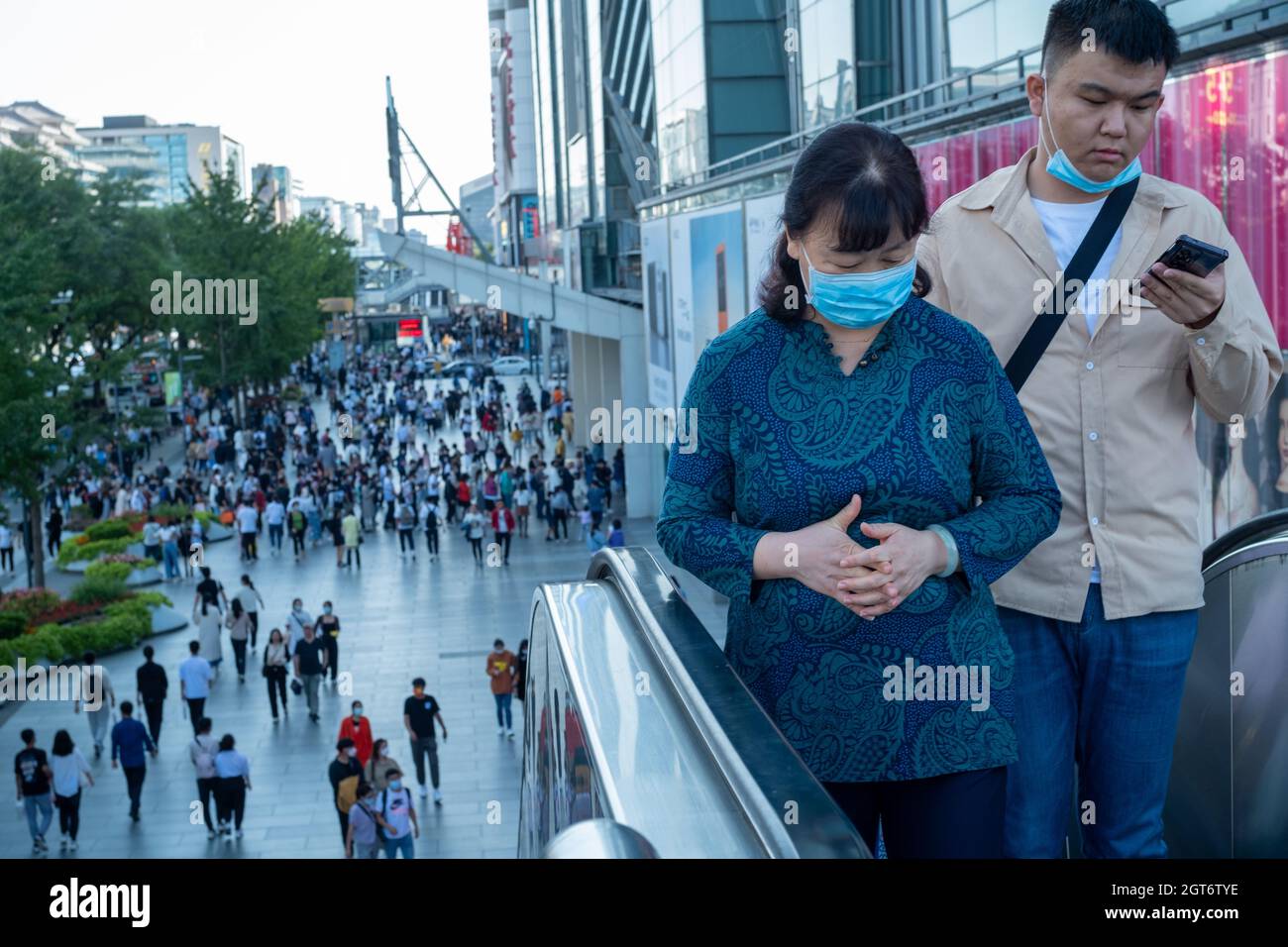 Vista del centro di Xidan quartiere degli affari a Pechino, Cina durante la festa nazionale. 02 ottobre 2021 Foto Stock