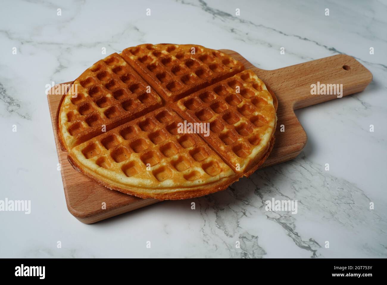 Colazione con waffle belgi al forno Freashly su sfondo bianco Foto stock -  Alamy