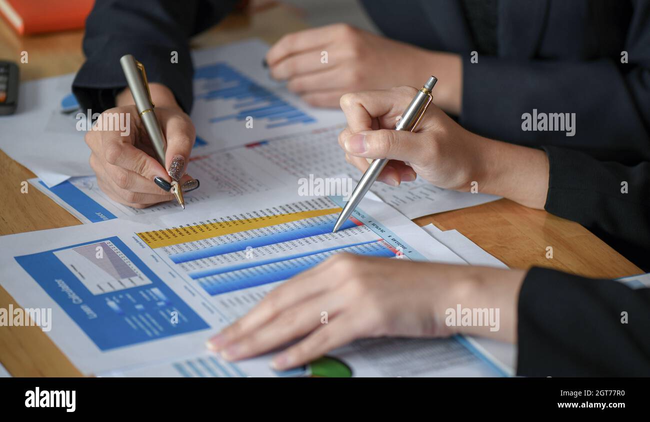 Primo piano Shot of Accountants sta rivedendo le informazioni aziendali. Foto Stock