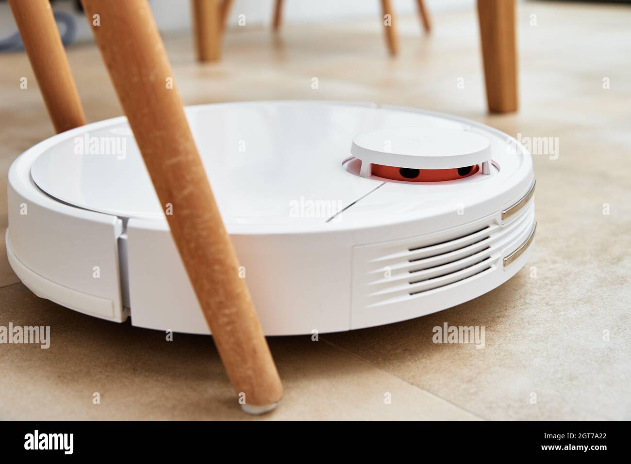 Aspirapolvere robot lavorare sul pavimento con mobili, ostacoli per aspirapolvere  robot Foto stock - Alamy