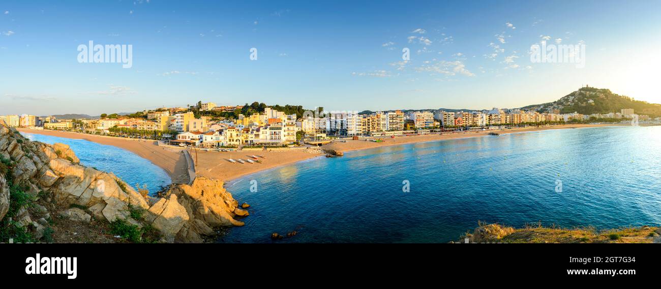 Blanes la città e la spiaggia di Sa Palomera roccia alla mattina in Spagna Foto Stock