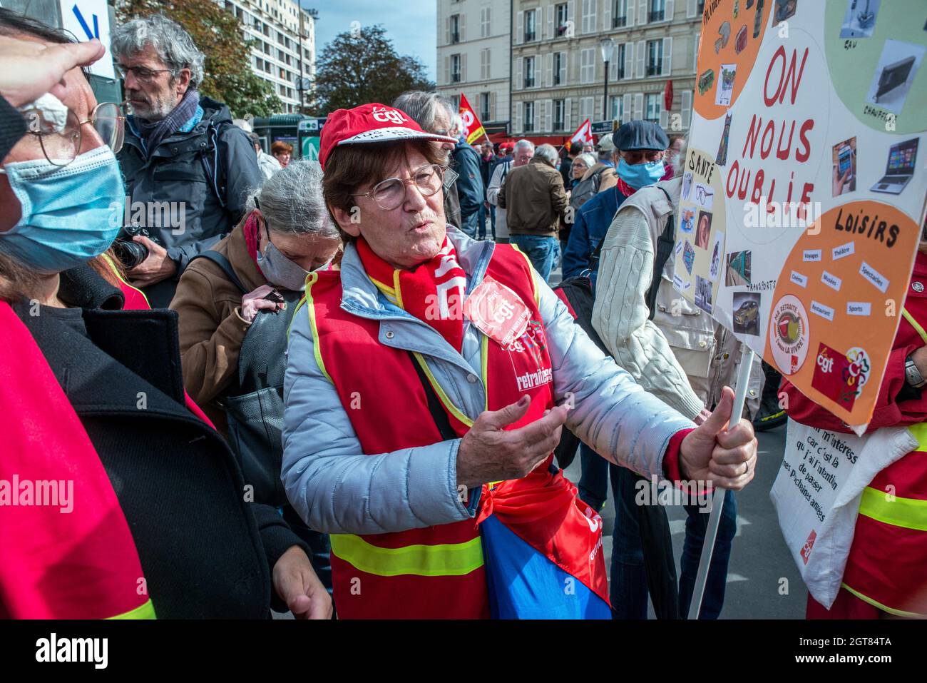 Parigi, Francia. 01 ottobre 2021. Dimostrazione dei pensionati presso il Ministero delle Finanze per la rivalutazione delle pensioni. Parigi, Francia il 1° ottobre 2021. Photo by Denis Prezat/Avenir Pictures/ABACAPRESS.COM Credit: Abaca Press/Alamy Live News Foto Stock