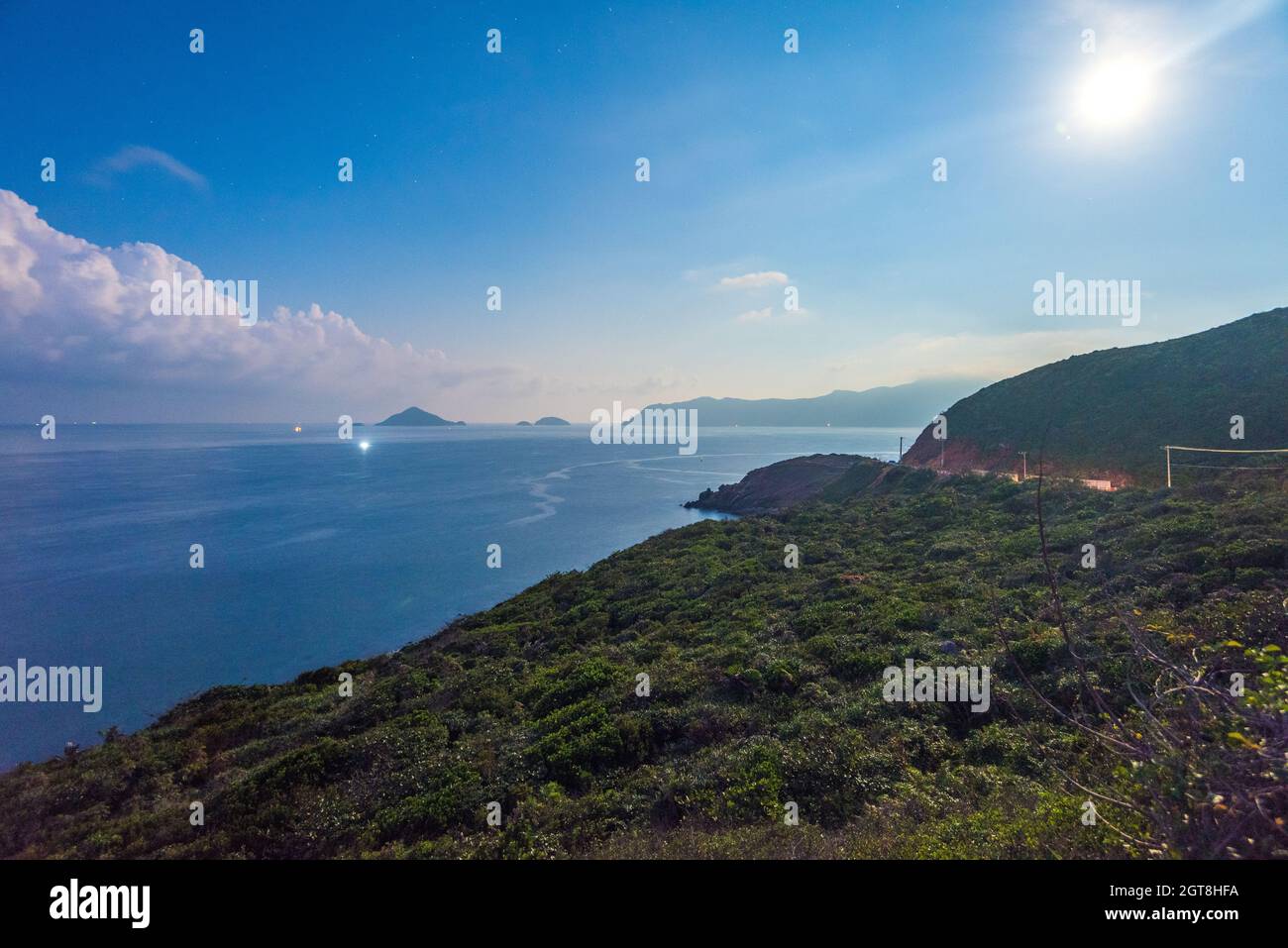 Tramonto sulla lunga spiaggia di sabbia bianca a con Dao, Vietnam Foto Stock