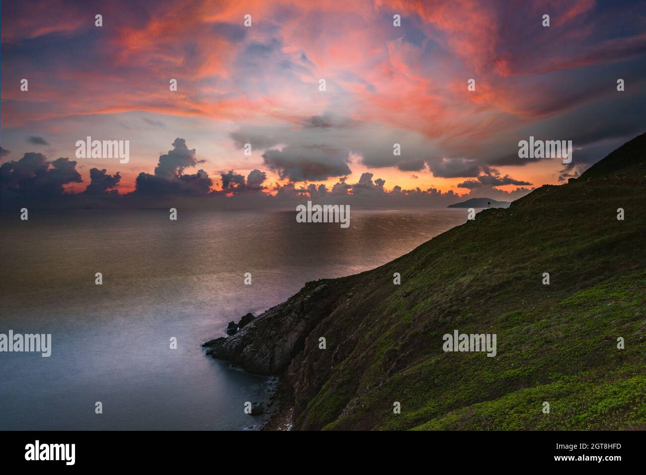Tramonto sulla lunga spiaggia di sabbia bianca a con Dao, Vietnam Foto Stock