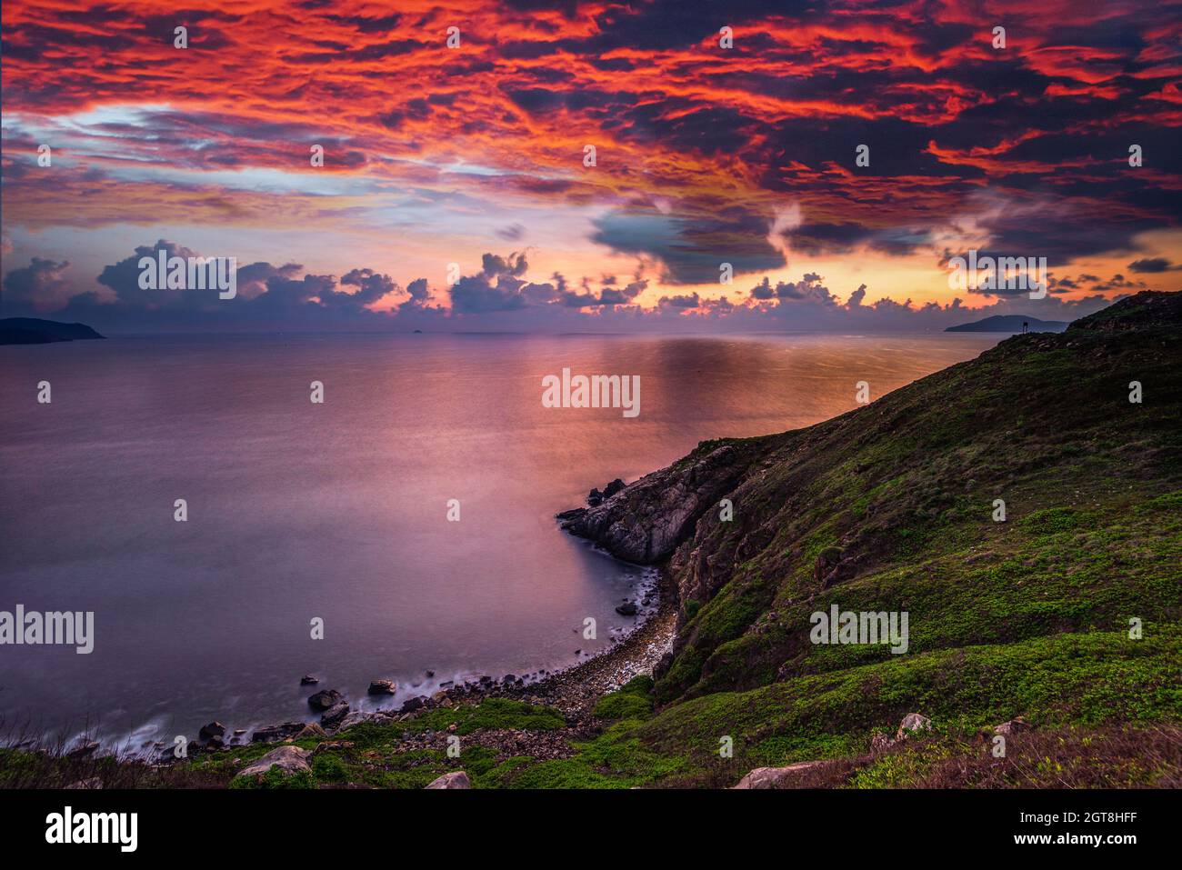 Tramonto sulla lunga spiaggia di sabbia bianca a con Dao, Vietnam Foto Stock