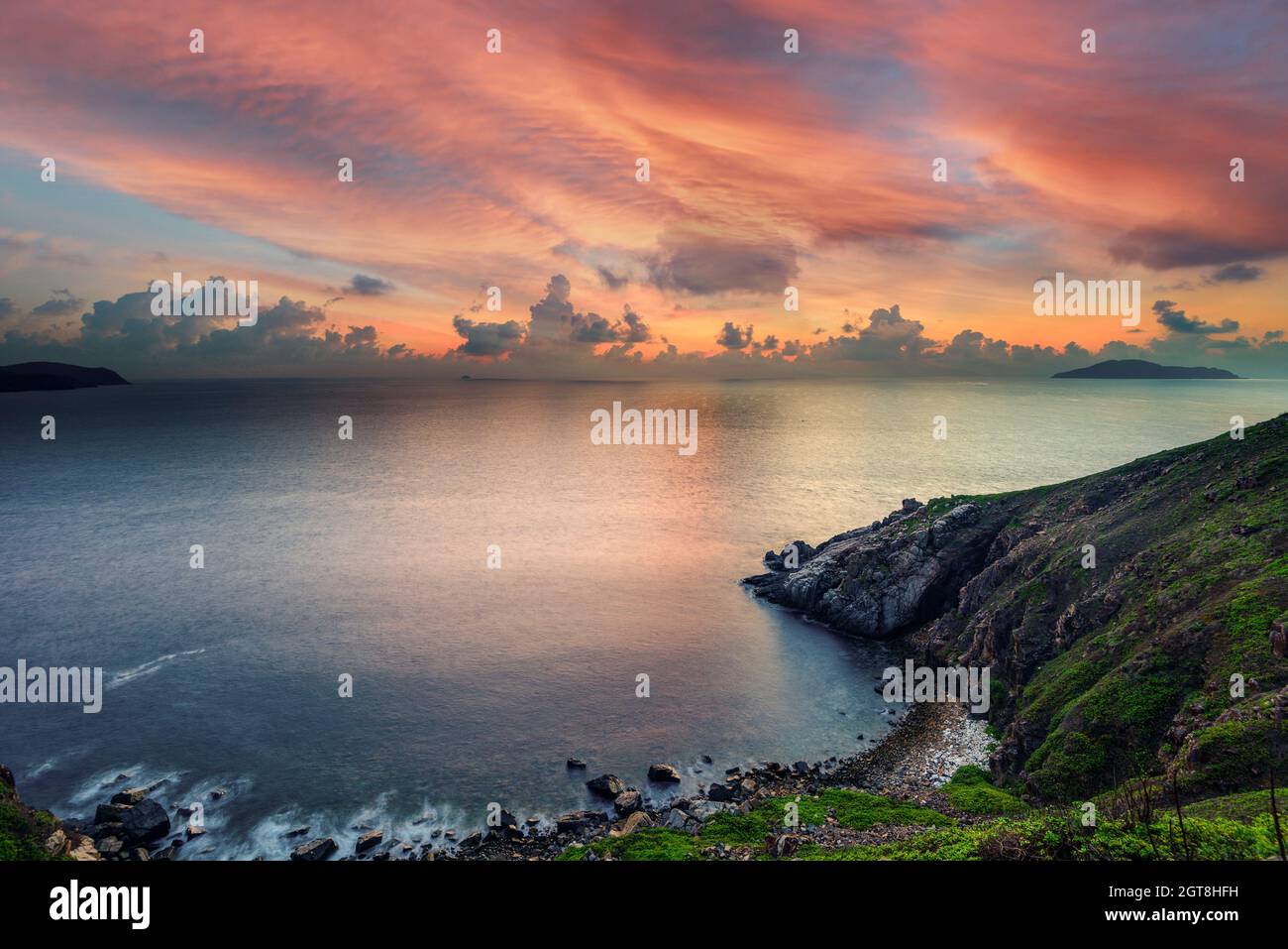 Tramonto sulla lunga spiaggia di sabbia bianca a con Dao, Vietnam Foto Stock
