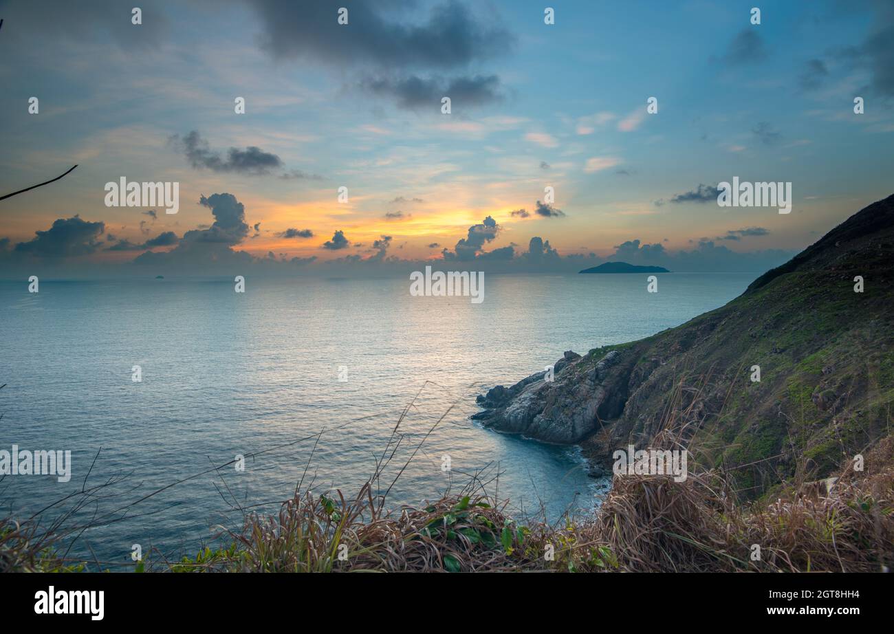 Tramonto sulla lunga spiaggia di sabbia bianca a con Dao, Vietnam Foto Stock