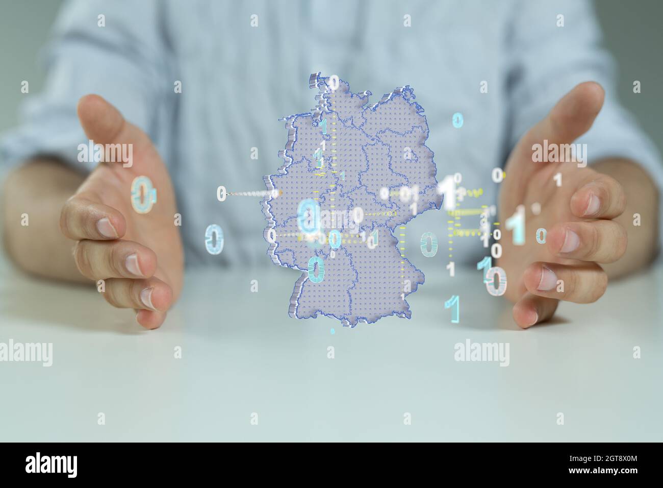 Rendering 3D della mappa tedesca con codici binari che fluttuano tra le mani umane Foto Stock