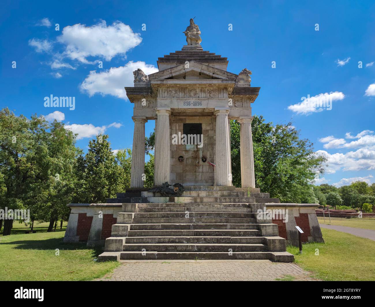 Monumento millenario del re Árpád nel Parco Nazionale del Patrimonio dell'Umanità di Opusztaszer, Ungheria. Foto Stock