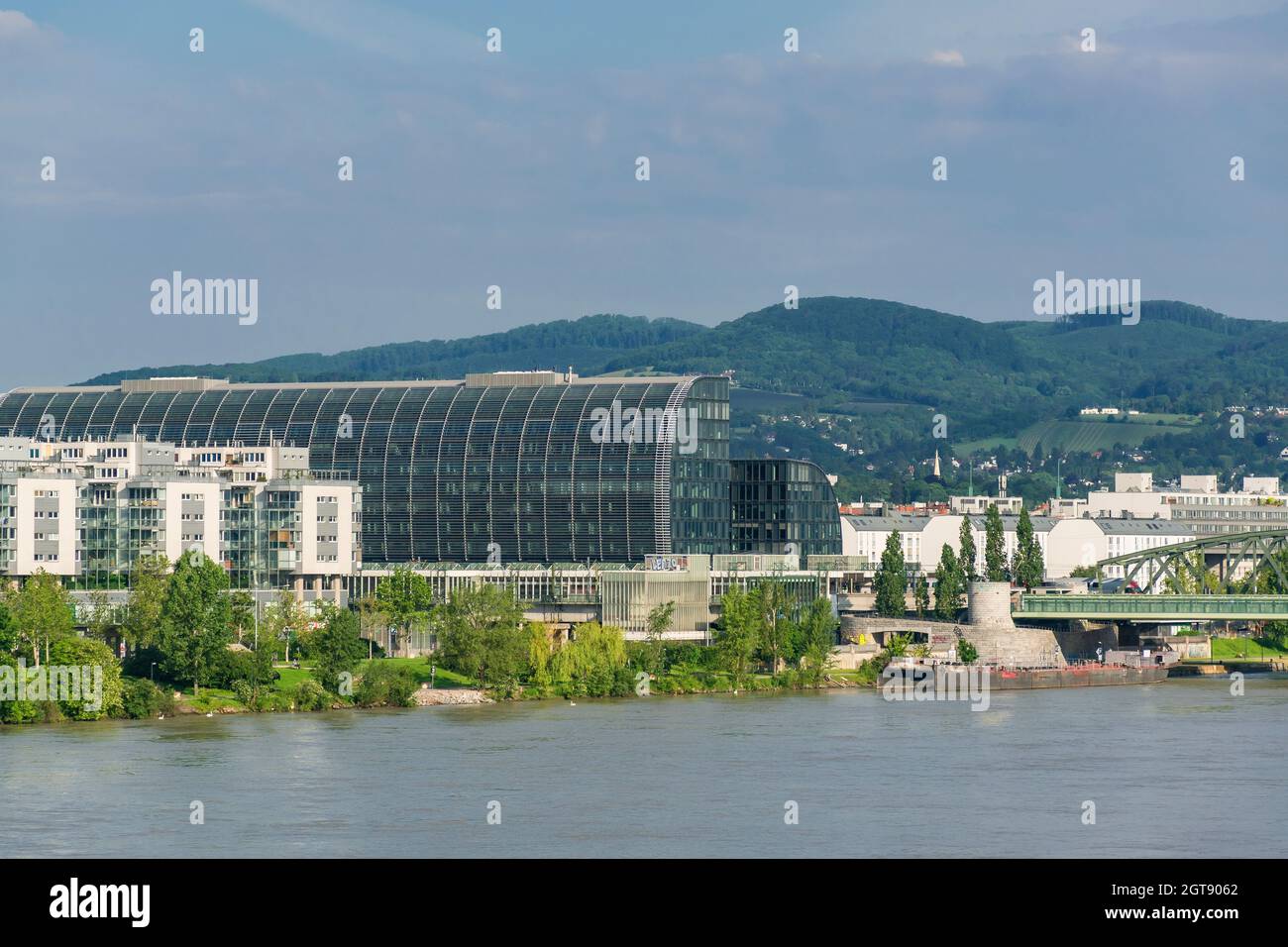 01 giugno 2019 Vienna, Austria - Stazione ferroviaria e metropolitana Handelskai. Vista dal Danubio. Mattinata estiva soleggiata Foto Stock