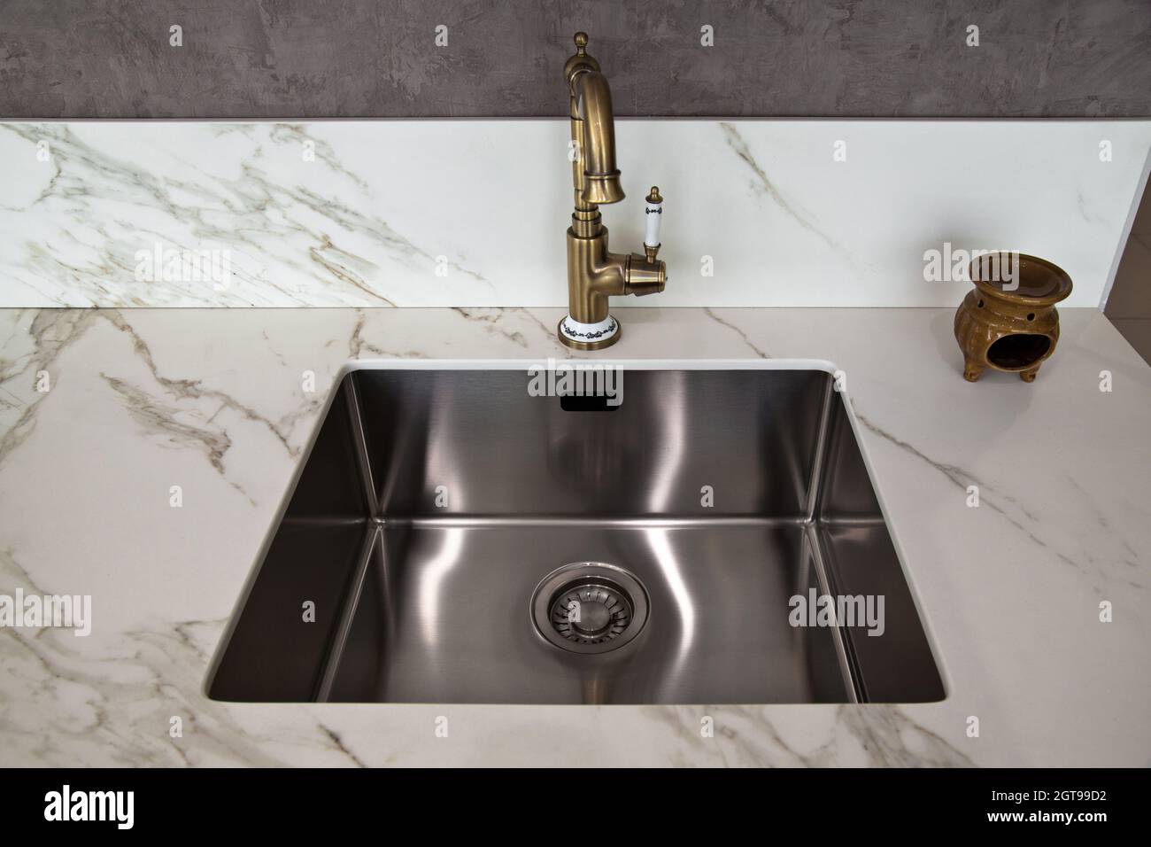 Interni di lussuosa cucina moderna e lavello e rubinetto in ceramica Foto Stock