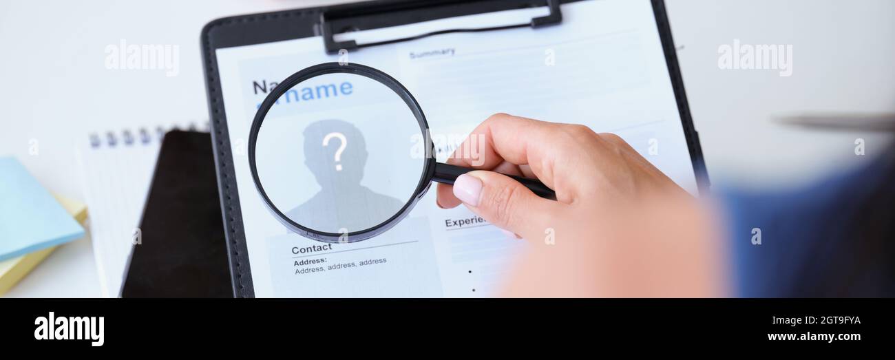 Datore di lavoro che guarda il lavoratore riprendere con ingrandimento closeup di vetro Foto Stock