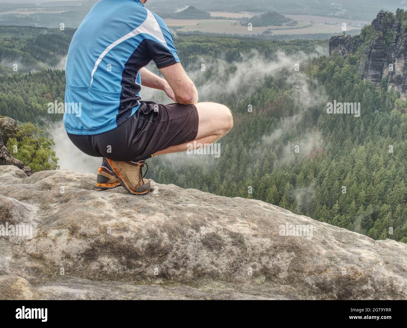 Gambe escursionista Escursioni in autunno natura godere della vista. Feste  in Trekking Calzature e gambe pantaloni da corsa corti Foto stock - Alamy