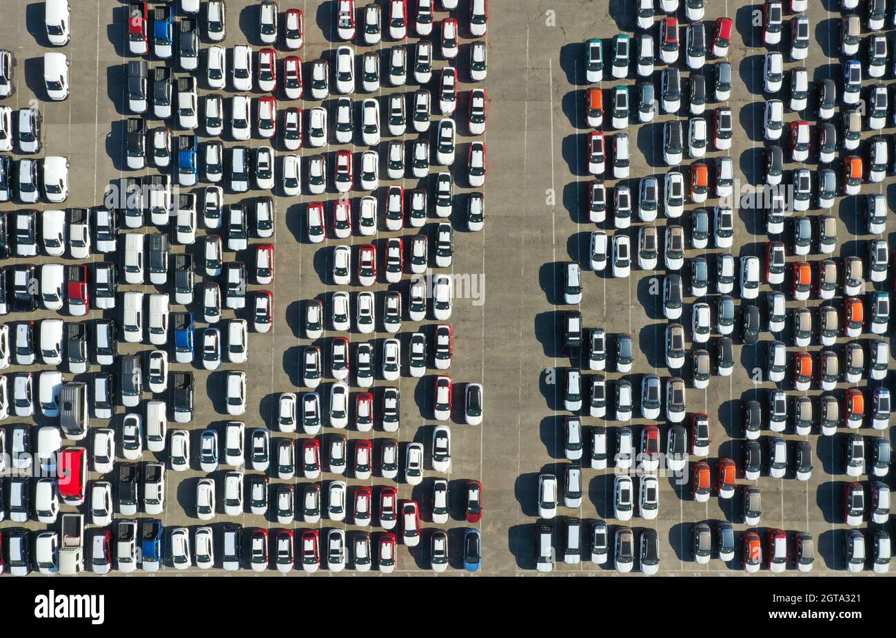 Vista aerea dal drone al terminal della dogana delle automobili. Un gran numero di auto presso il terminal doganale sono in attesa di spedizione. Piattaforma doganale cumulativa f Foto Stock