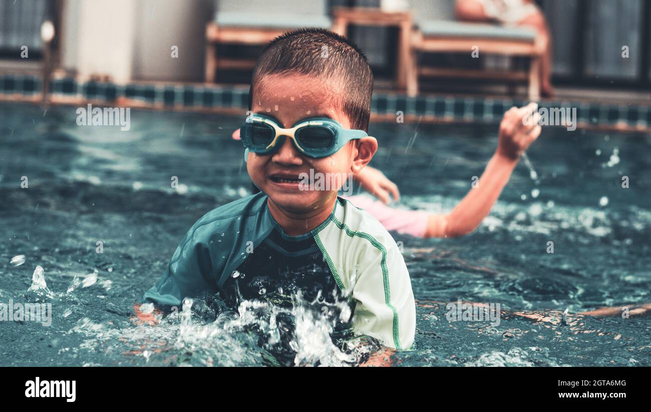 Asian 3 o 4 anni Old Boy Swimming.splash Happy Moment. Foto Stock