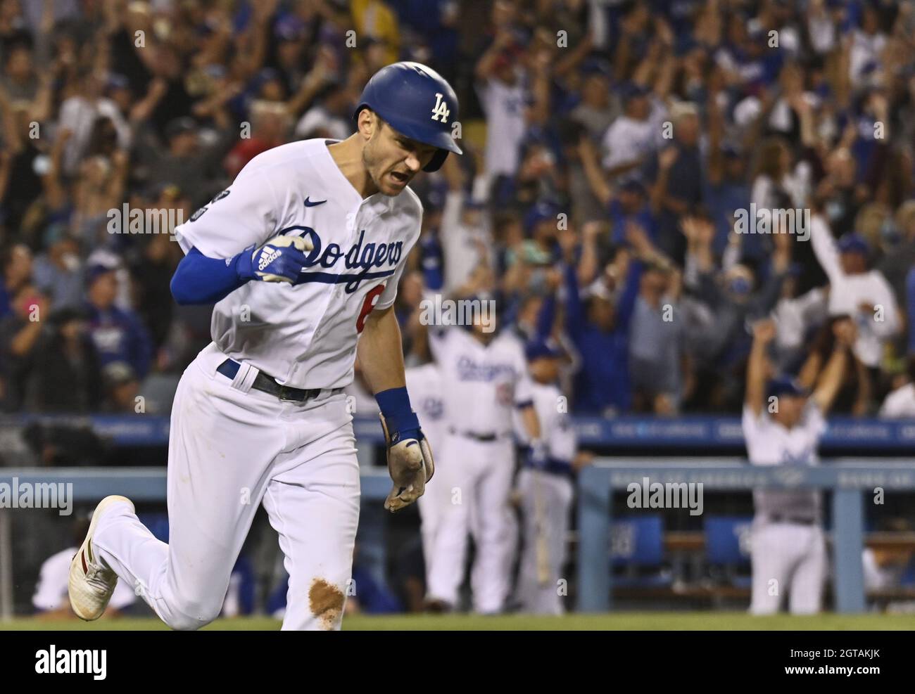 Los Angeles, Stati Uniti. 2 ottobre 2021. Il Trea Turner di Los Angeles Dodgers reagisce dopo aver colpito un gran colpo al lanciatore di Milwaukee Brewers Eric Lauer durante il quinto inning al Dodger Stadium di Los Angeles venerdì 1 ottobre 2021. Turner ha fatto due corse in casa, tra cui il grande slam, per aiutare i Dodgers ad una vittoria del 8-6 sui Brewers. Foto di Jim Ruymen/UPI Credit: UPI/Alamy Live News Foto Stock