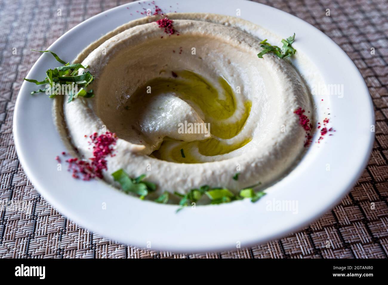 Hummus, humus su un piatto, antipasto tradizionale in Medio Oriente. Wadi Musa, Petra in Giordania, cucina locale giordana. Foto Stock