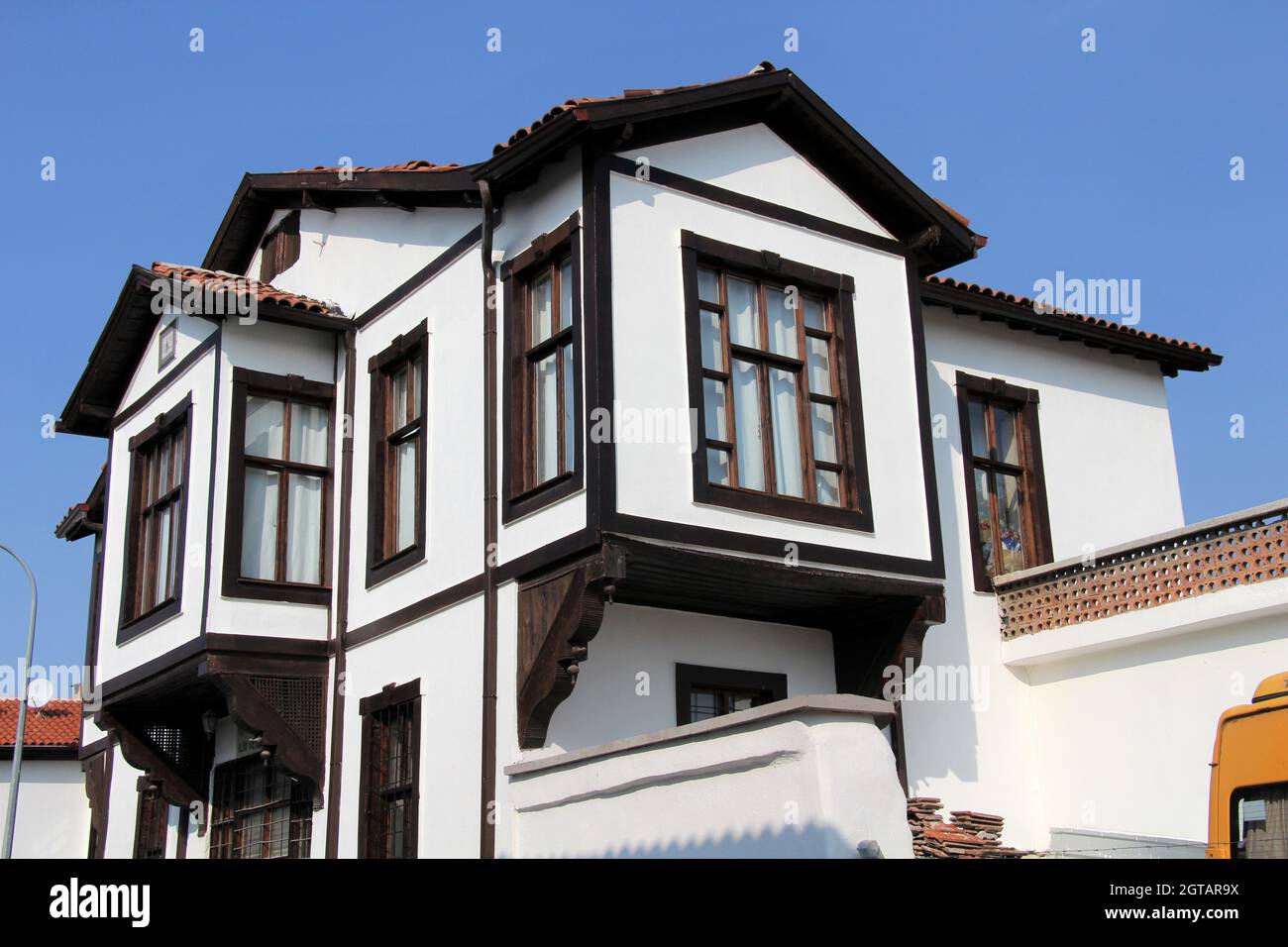 Case tradizionali su Mahmut Dede Street. La casa è stata costruita in mattoni di fango alla fine del 20 ° secolo. Konya, Turchia. Foto Stock