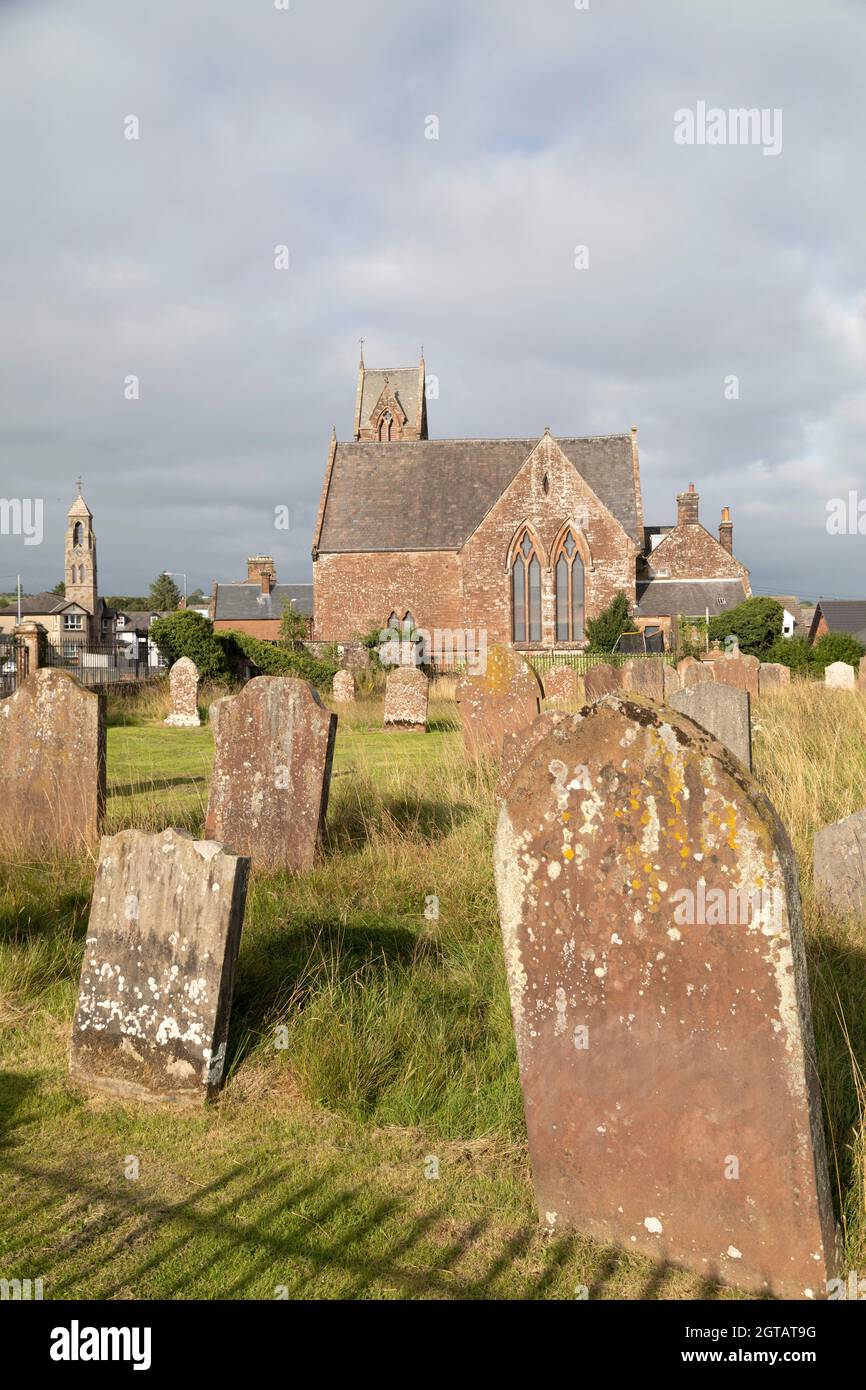 Headstones nel kirkyard della chiesa parrocchiale di Hoddom in Ecclefechan, Scozia. Il kirkyard contiene le tombe di Thomas Carlyle, il dottor Archibald Arnott (OMS Foto Stock