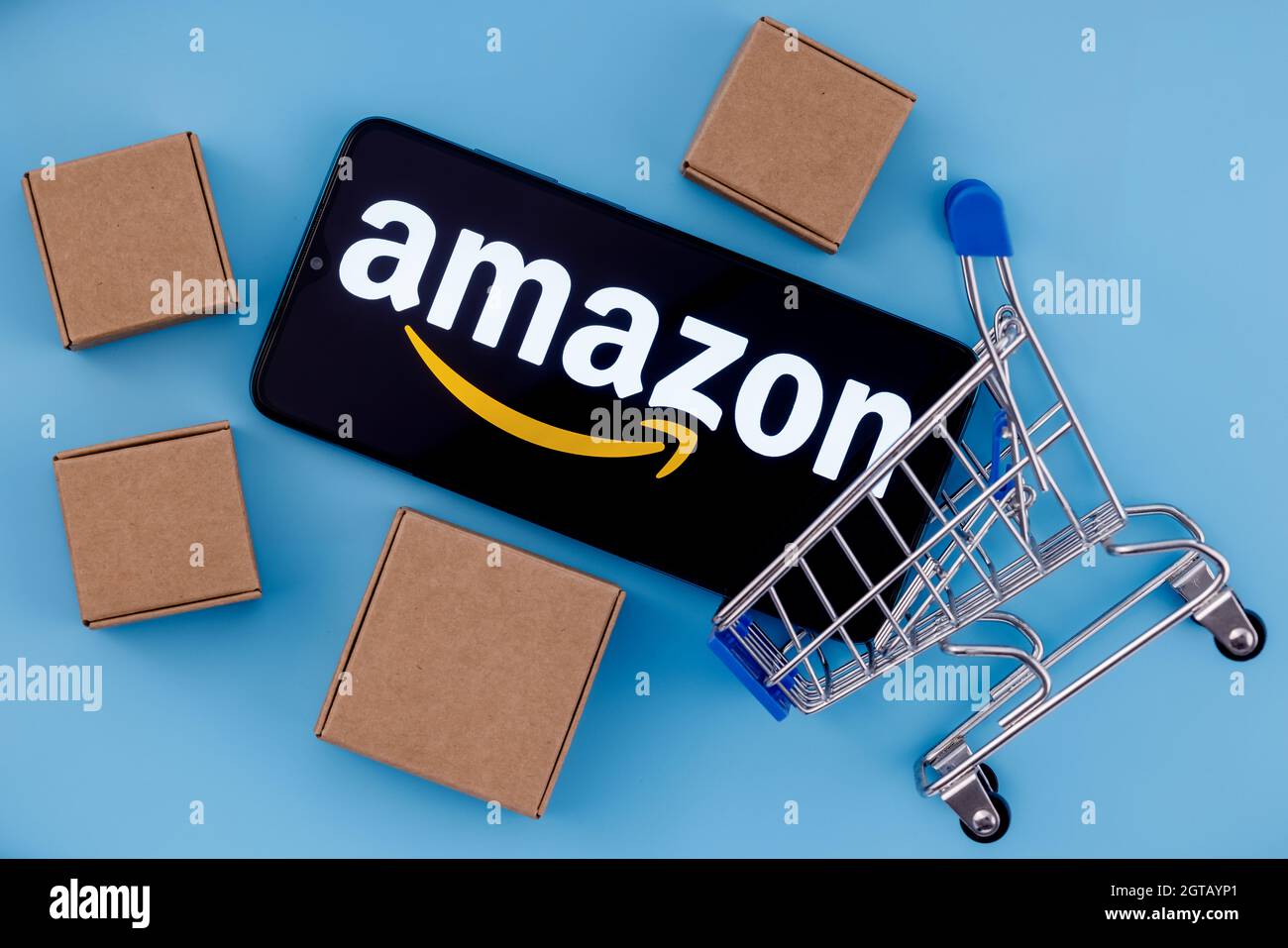Smartphone con logo Amazon sullo schermo, carrello e pacchi Foto stock -  Alamy