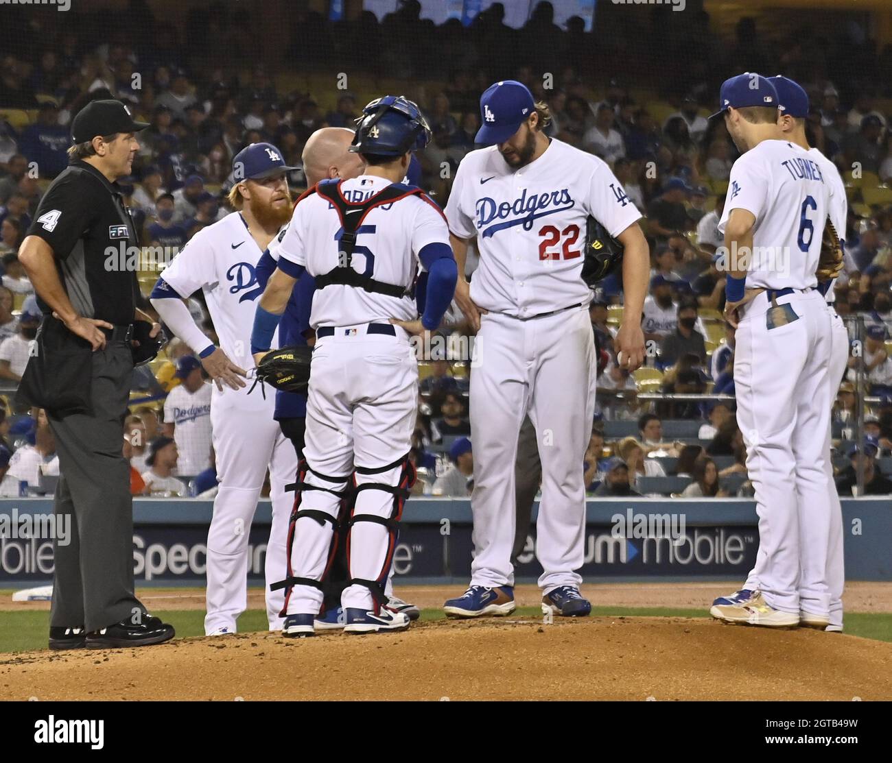 Los Angeles, Stati Uniti. 2 ottobre 2021. Clayton Kershaw (22) discute il disagio dell'avambraccio sinistro che provò mentre lanciava al Kolten Wong dei Milwaukee Brewers durante il secondo inning al Dodger Stadium di Los Angeles venerdì 1 ottobre 2021. Kershaw uscì dal gioco dopo aver permesso un doppio punteggio di corsa a Wong. Kershaw è stato solo 1 2/3 innings nel suo quarto inizio fuori dalla lista feriti quando ha fatto la sua uscita anticipata. Foto di Jim Ruymen/UPI Credit: UPI/Alamy Live News Foto Stock