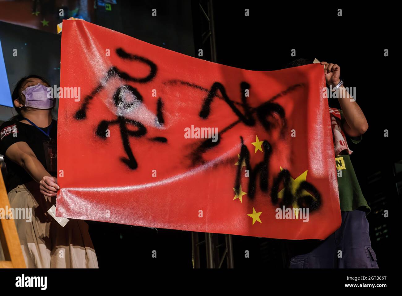 Taipei, Taiwan. 01 ottobre 2021. La bandiera cinese è vista contrassegnata con slogan sul palco di fronte alla Camera legislativa il giorno nazionale della Repubblica popolare Cinese (PRC) a Taipei. Le organizzazioni per i diritti umani di Taiwan e gli attivisti di Hong Kong hanno organizzato una manifestazione per "resistere alla Cina” e chiedono unità e sostegno ai diritti umani a Taipei. Credit: SOPA Images Limited/Alamy Live News Foto Stock