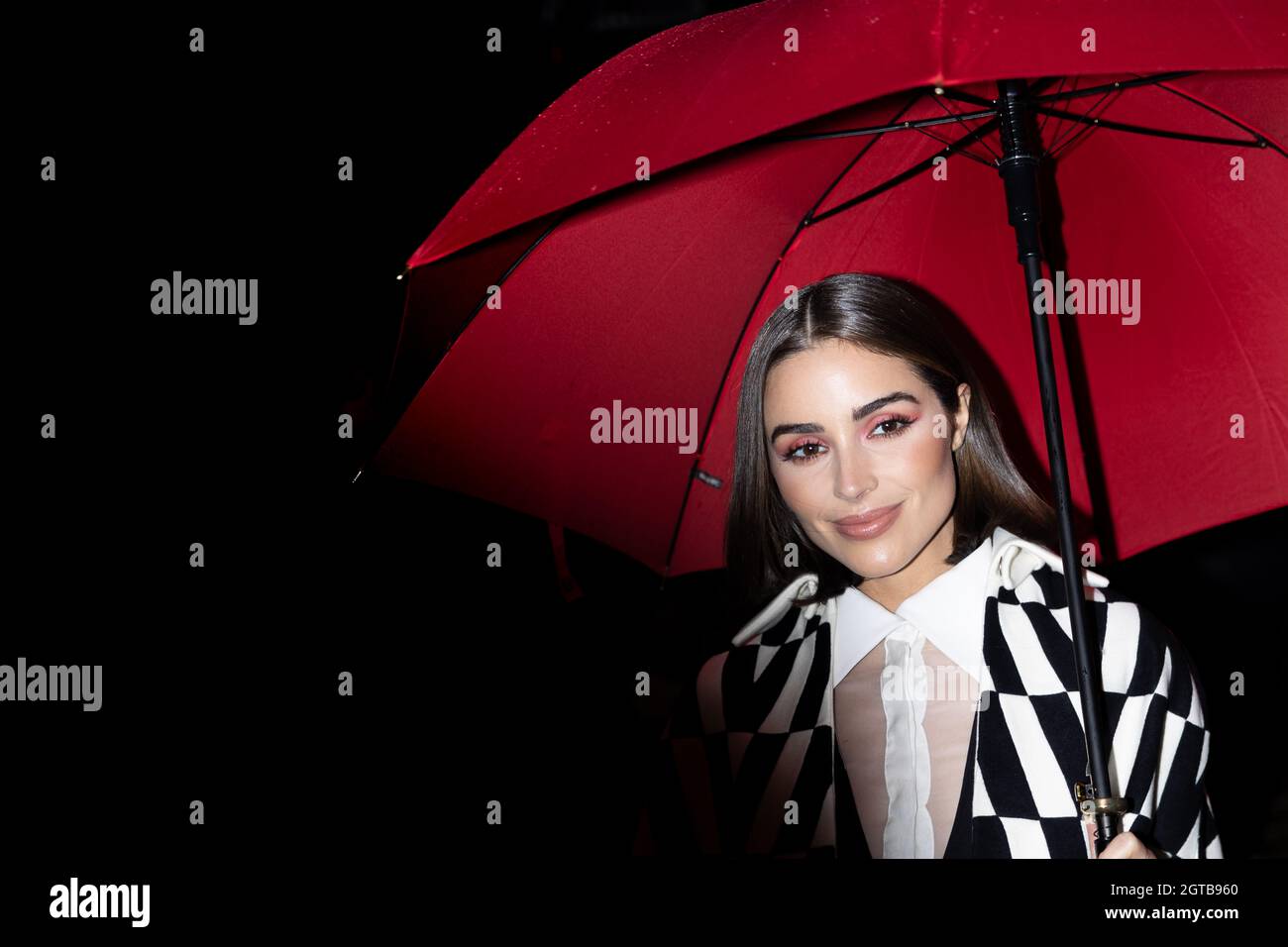 Olivia Culpo Street Style prima di Valentino durante la Paris Fashion Week SS22 Foto Stock