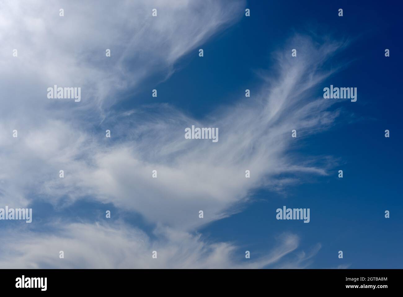 Cirrus nuvola con filamenti su un cielo blu Foto Stock