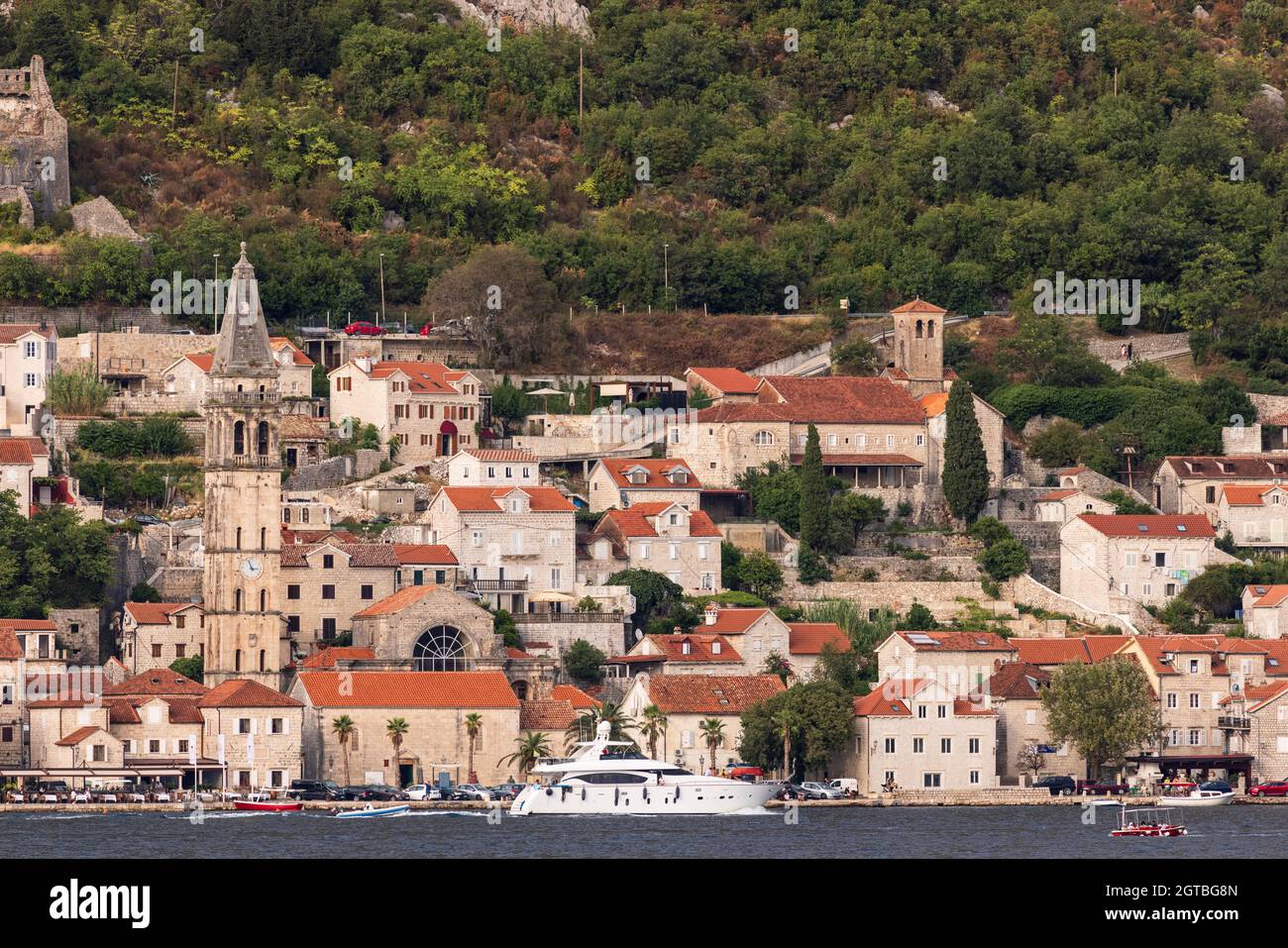 Perast è una città vecchia nella baia di Kotor in Montenegro. Foto Stock