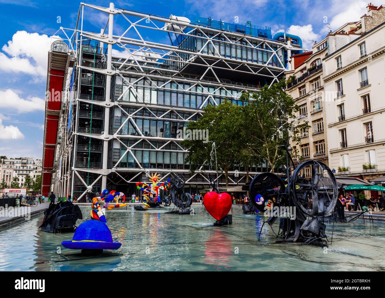 Parigi, Francia - 04 giugno 2018: Fontana Stravinsky con sfondo centro Pompidou. Si tratta di una fontana con 16 sculture. Foto Stock