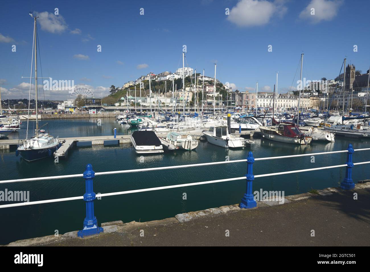 Ringhiere dipinte di fresco intorno al molo interno al porto di Torquay, nel Devon meridionale. Foto Stock