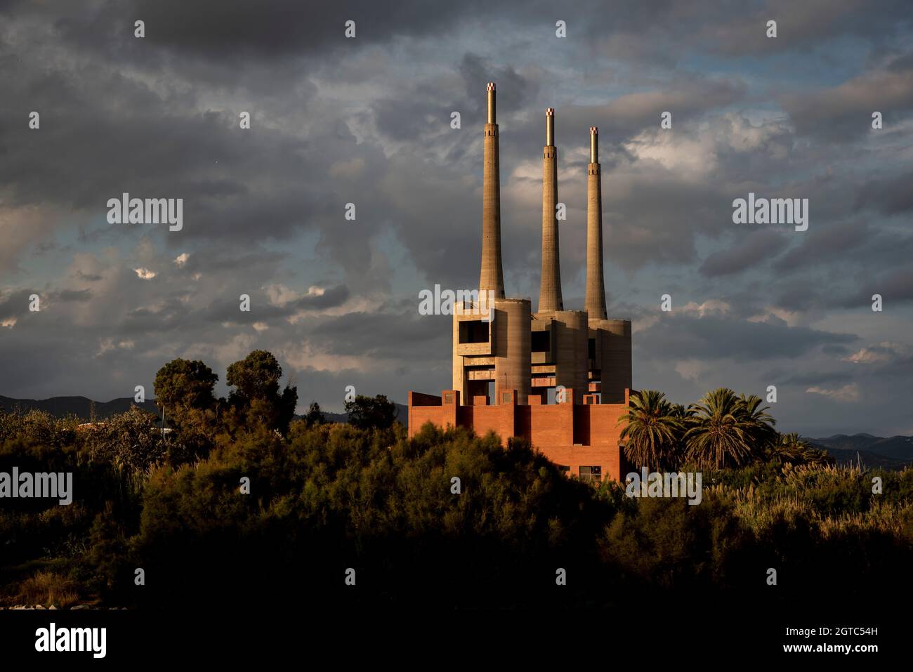 Al tramonto sorgono i camini dell'ex Centrale Termale Sant Adria del Besos, chiusa dal 2011. Foto Stock