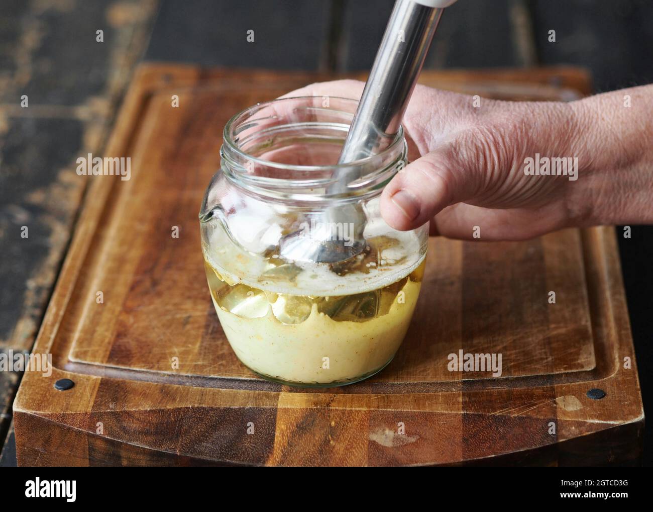 Montare la maionese fatta in casa con olio d'oliva e uova. Unire gli  ingredienti della salsa Foto stock - Alamy