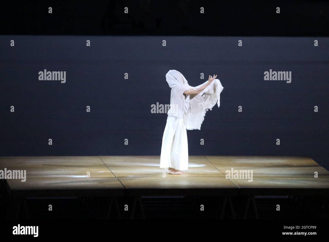 23 LUGLIO 2021 - TOKYO, GIAPPONE: L'attore Mirai Moriyama esegue una danza butō durante la cerimonia di apertura dei Giochi Olimpici di Tokyo 2020 (Foto di Micka Foto Stock