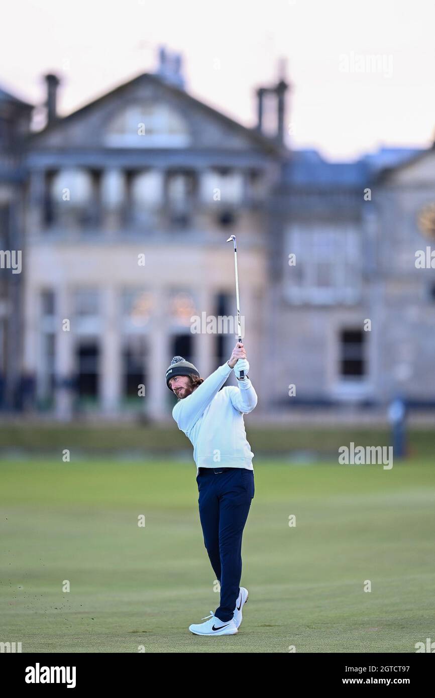 Tommy Fleetwood gioca il suo secondo colpo sulla prima buca durante il terzo giorno dell'Alfred Dunhill Links Championship a St Andrews. Data foto: Sabato 2 ottobre 2021. Foto Stock