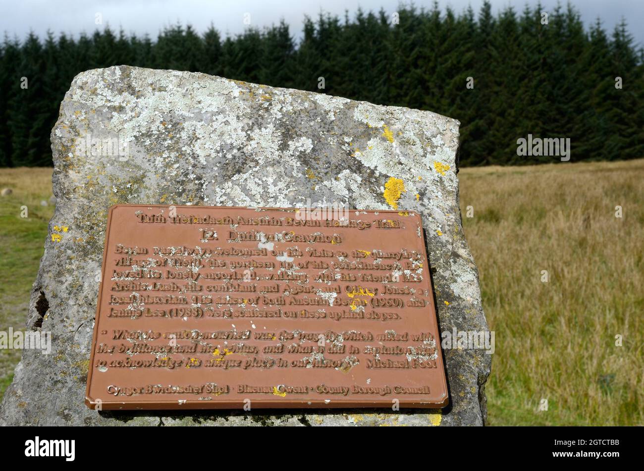 La lapide commemorativa di Aneurin Bevan sull'Aneurin Bevan Heritage Trail Mynydd Llangynidr dove le ceneri di sua moglie e di sua moglie Jennie Lee sono sparse Trevil Foto Stock