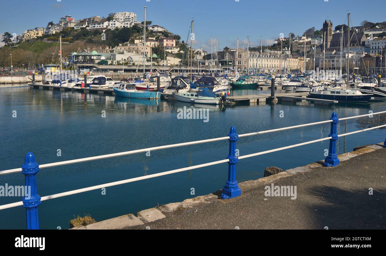 Ringhiere dipinte di fresco intorno al molo interno al porto di Torquay, nel Devon meridionale. Foto Stock