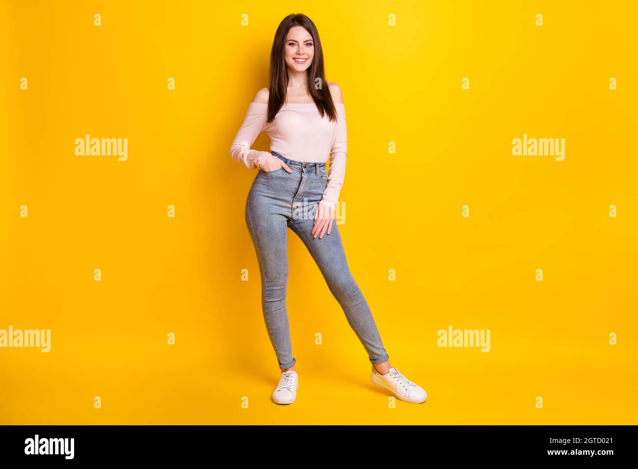 Foto a grandezza naturale di giovane felice buon moo bella splendida donna in posa su fotocamera isolato su sfondo giallo Foto Stock