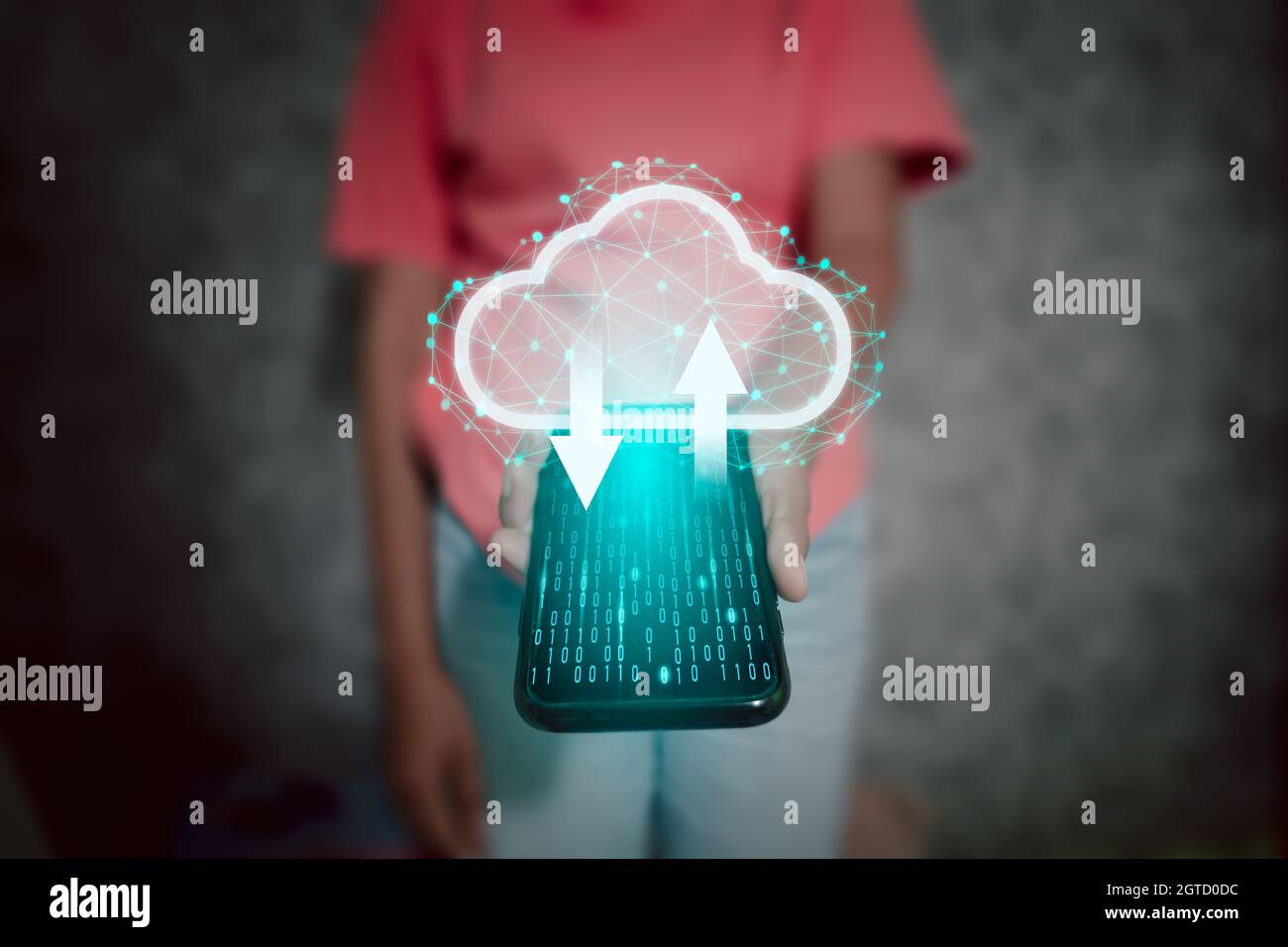 Donna che tiene un telefono con un'icona cloud, simbolo della raccolta di dati personali backup su Internet. Il concetto di cyber dati e prim Foto Stock