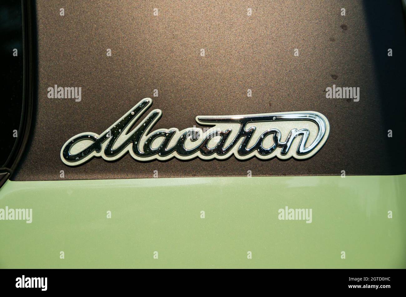 Badge laterale di Macaron sul Macon Mini EV di Wuling Hongguang preso a Suzhou, Cina. Il veicolo elettrico più venduto della Cina. Foto Stock